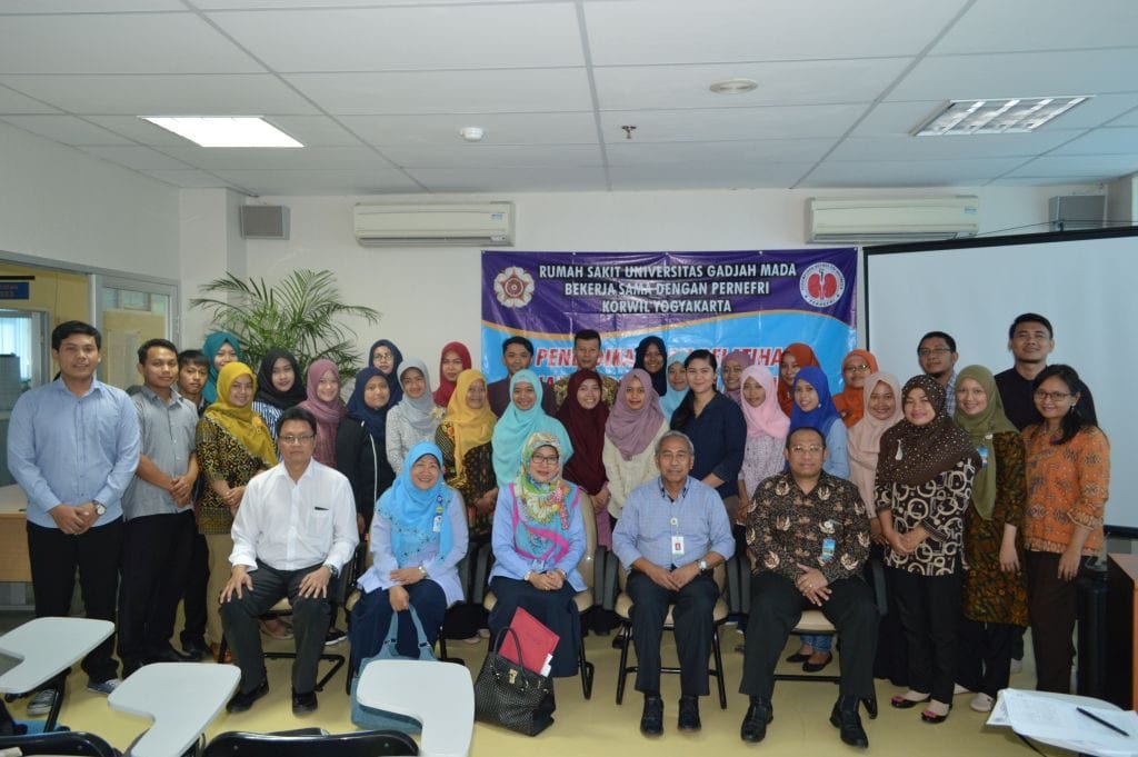 Foto bersama peserta pelatihan dialisis