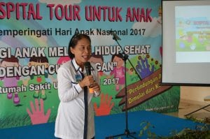 Acara dibuka langsung oleh Prof. Dr. dr. Elisabeth Siti Herini, Sp.A(K) – Direktur Pelayanan Medik dan Keperawatan RS Akademik UGM
