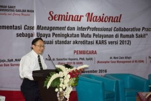 Membuka acara seminar, Prof. dr. Iwan Dwiprahasto, M.Med.Sc., Ph.D Wakil Rektor Bidang Akademik dan Kemahasiswaan UGM