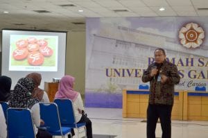 dr. Arief Budiyanto, Ph.D., Sp.KK (K) - Direktur SDM & Akademik memberikan materi saat orientasi pegawai