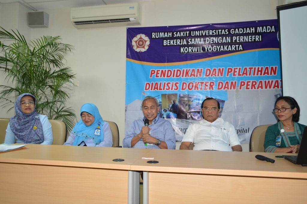 Dari kanan ke kiri Prof. Dr. dr. Elisabeth Siti Herini, Sp.A(K)-Direktur Pelayanan Medik dan Keperawatan RS UGM, Prof.dr.Arif Faisal,Sp Rad (K).,DHSM-Direktur Utama RS UGM, dr. Iri Kuswadi, Sp.PD,K-GH-Ketua PERNEFRI Korwil DIY, dr. Budwiningtijastuti,M.Kes-BAPELKES DIY dan dra. Hardiah Djuliani, Apt,M. Kes-DINKES DIY