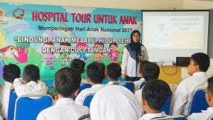 Anak-anak diperkenalkan tentang rumah sakit oleh dr. Novi Zain Alfajri, MPH