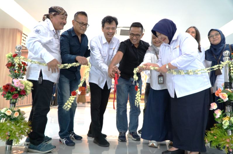 Ceremonial Grand Opening ditandai dengan pemotongan pita dan pemotongan tumpeng