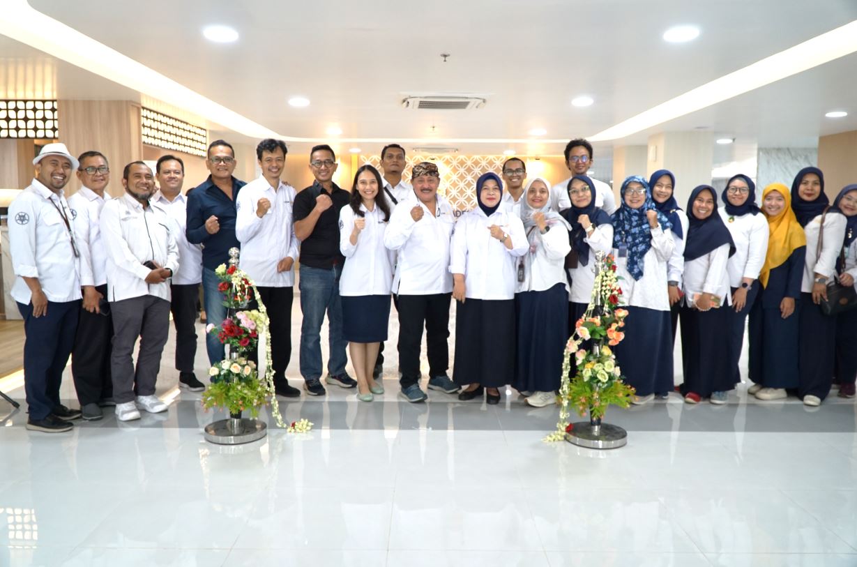 Ceremonial Grand Opening ditandai dengan pemotongan pita dan pemotongan tumpeng