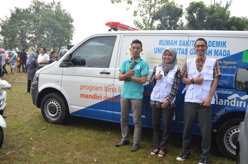 Tim Medis RS UGM dalam acara Kirab Budaya, Merti Desa Trihanggo