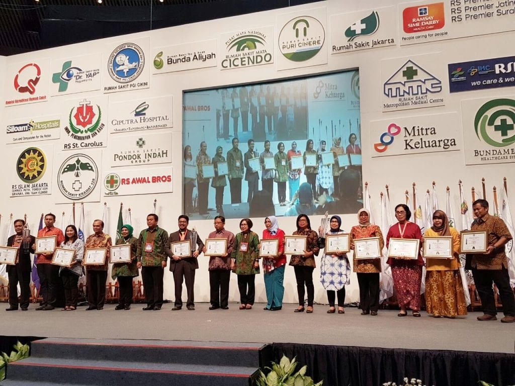 Direktur Utama RSA UGM- Prof.dr.Arif Faisal,Sp Rad (K).,DHSM menerima penghargaan PERSI AWARD - IHMA 2017