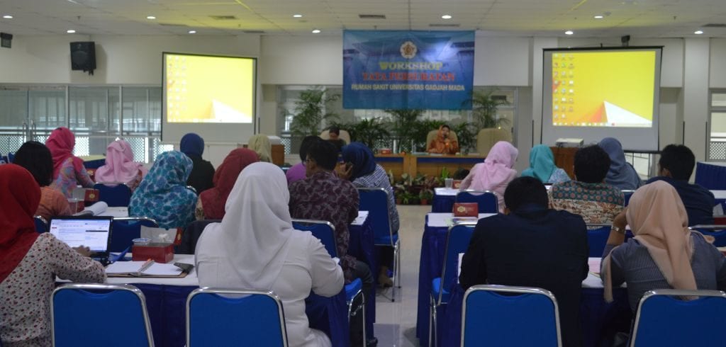 Peserta workshop sedang menerima materi dari narasumber