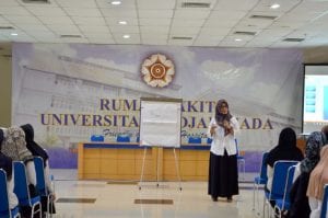 Kepala Bagian SDM - Ibu Tri Utami, S.E., MBA memberikan materi Tatacara kerja, tugas dan fungsi jabatan di RS UGM