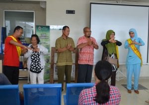 Pasien dan Pengunjung Mempraktekan 6 Langkah Cuci Tangan