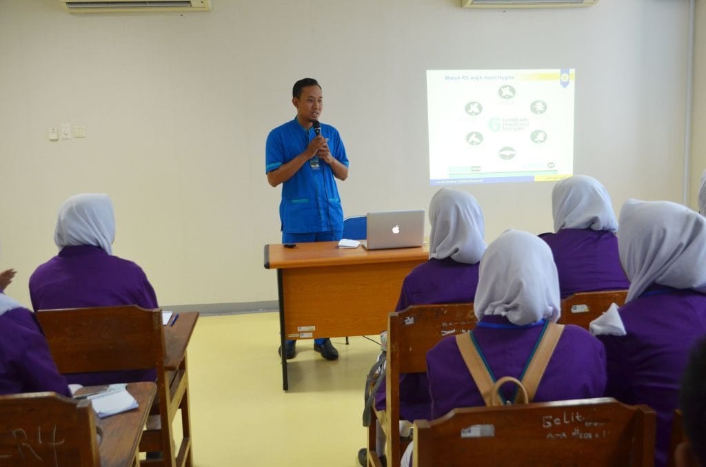 Pemberian materi Pelayanan Analisis Kesehatan di RSA UGM oleh Bapak Yoki Setyaji, S.ST