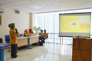 Pemberian materi oleh Ibu Yulis Quarti, S.E., Akt., M.Si – Direktur Keuangan di RSST