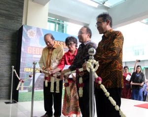 Pengguntingan Pita Peresmian Gedung Pascasarjana Tahir Foundation FKKMK UGM