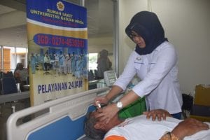 Pengukuran lensa mata oleh dokter Spesialis mata