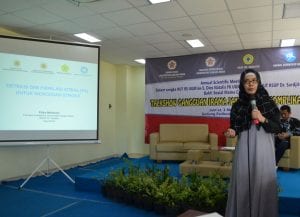 Penyampaian materi oleh Dr. Erika Maharani, Sp. JP(K), FIHA