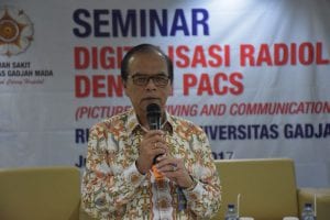 Prof. dr. Arif Faisal, Sp. Rad (K), DHSM memberikan sambutan pada acara seminar PACS