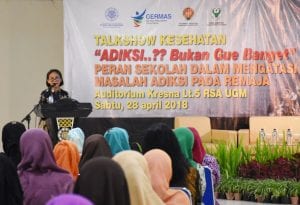 Prof. Herini, Direktur Pelayanan dan Keperawatan RSA UGM membuka jalannya talkshow