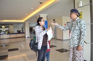 Security RS UGM yang sedang memberikan informasi kepada pasien RS UGM