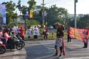 Sosialisasi edukasi cuci tangan ke pengguna jalan