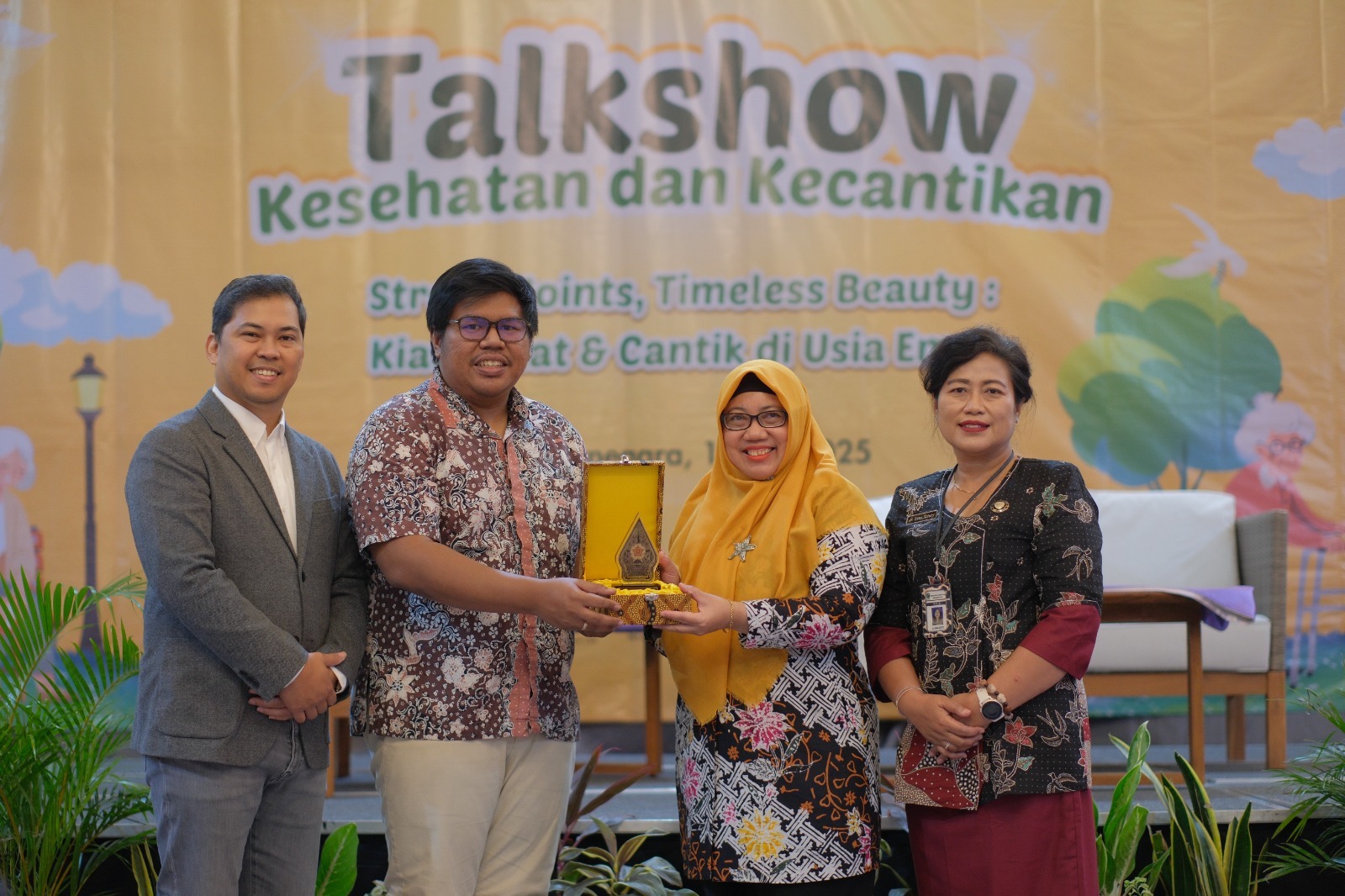 Strong Joints, Timeless Beauty: Kiat Sehat dan Cantik di Usia Emas