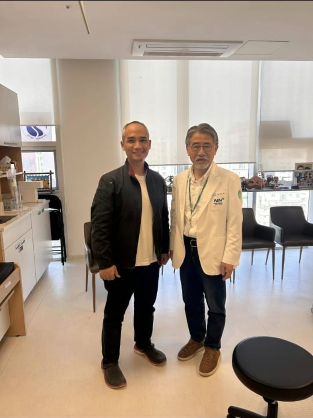 dr. Adam Moeljono, Sp.OT, Subsp.OTB (K) bersama dr. Kang Taek Lim di AIN Hospital, Incheon, Korea Selatan