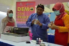 Demo menghias pudding oleh Ibu Nenggih dan Ibu Dewi bersama dr. Arief Budiyanto, Ph.D.Sp.KK(K) – Direktur Sumber Daya Manusia dan Akademik,