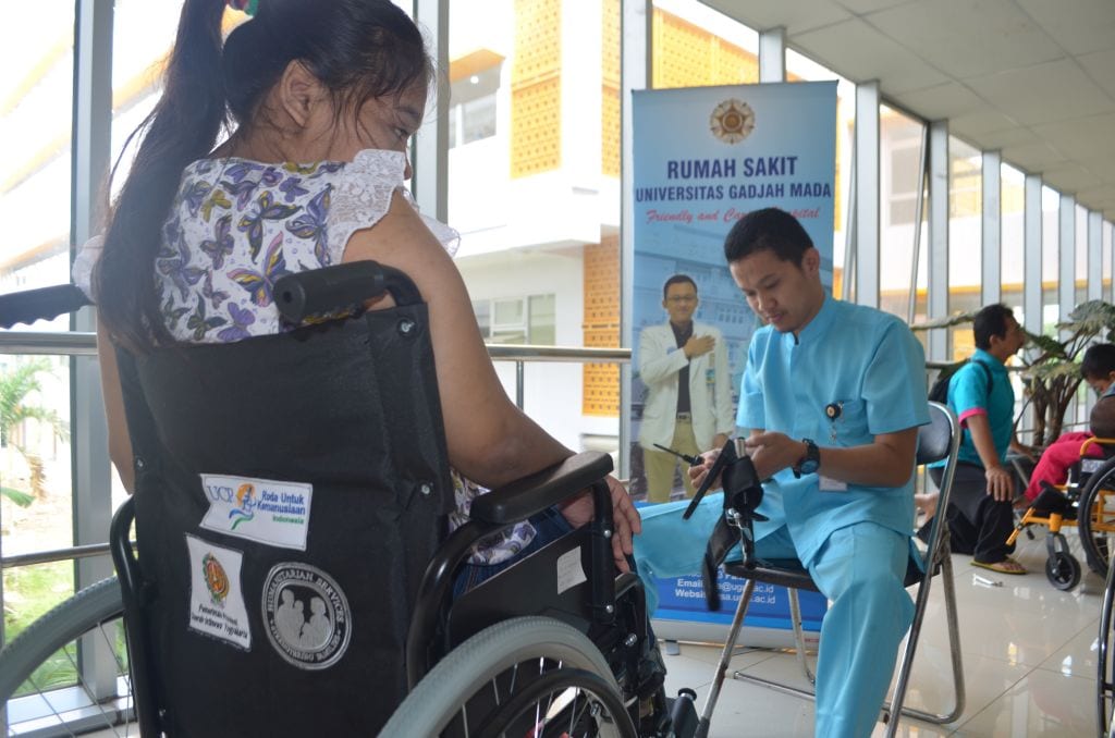 Fitting & User Training Kursi Roda Penyandang Disabilitas di RS UGM