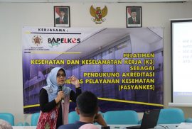 Pemberian materi pelatihan oleh Ibu Dewi Sarastuti, SKM - Kepala Instalasi K3 dan Sanitasi RS UGM