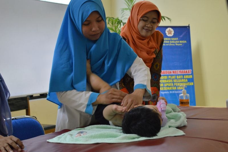 Pengabdian Masyarakat Pelatihan Pijat Bayi di RS UGM
