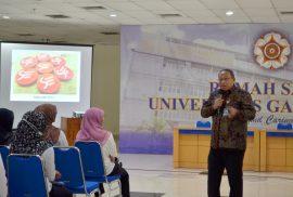 dr. Arief Budiyanto, Ph.D., Sp.KK (K) - Direktur SDM & Akademik memberikan materi saat orientasi pegawai
