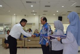 Penyerahan SK PNS oleh Direktur Utama RS UGM