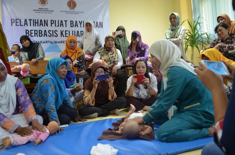 Pelatihan Pijat Bayi di Rumah Sakit UGM