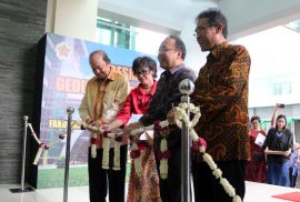 Pengguntingan Pita Peresmian Gedung Pascasarjana Tahir Foundation FKKMK UGM