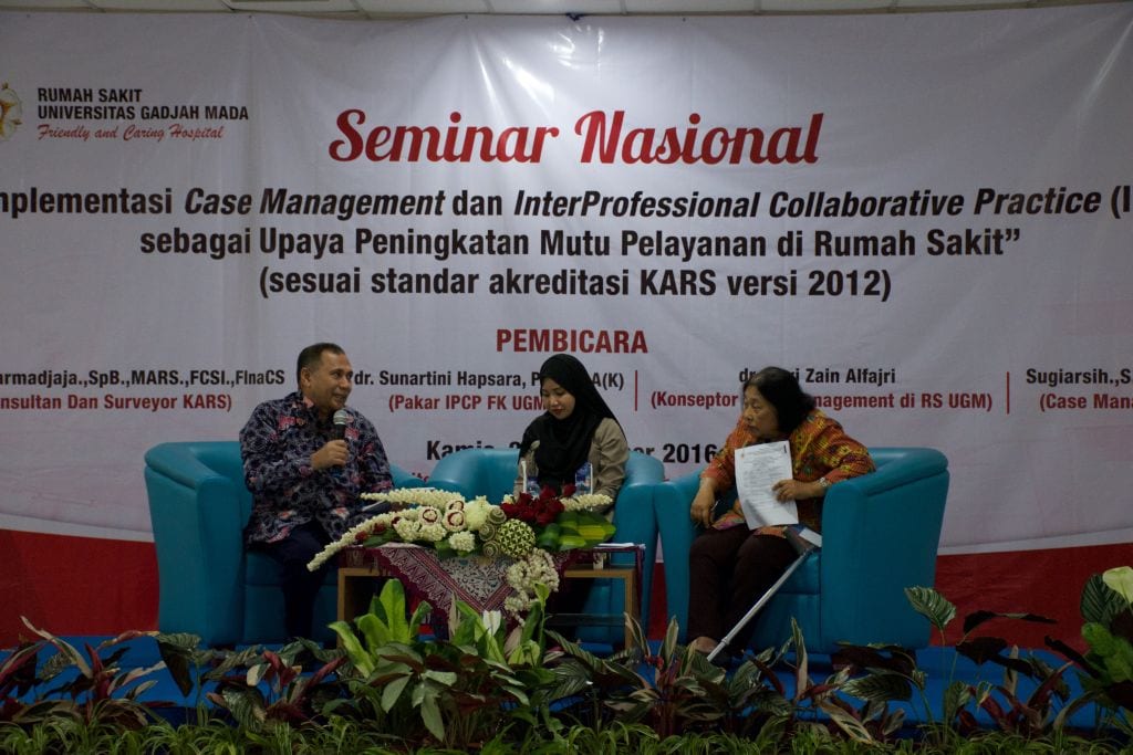 Penyampaian materi dilanjut sesi tanya jawab bersama Dr. Djoni Darmadjaja., Sp.B., MARS., FCSI., FinaCS & Prof. dr. Sunartini Hapsara, Ph.D, Sp. A(K)