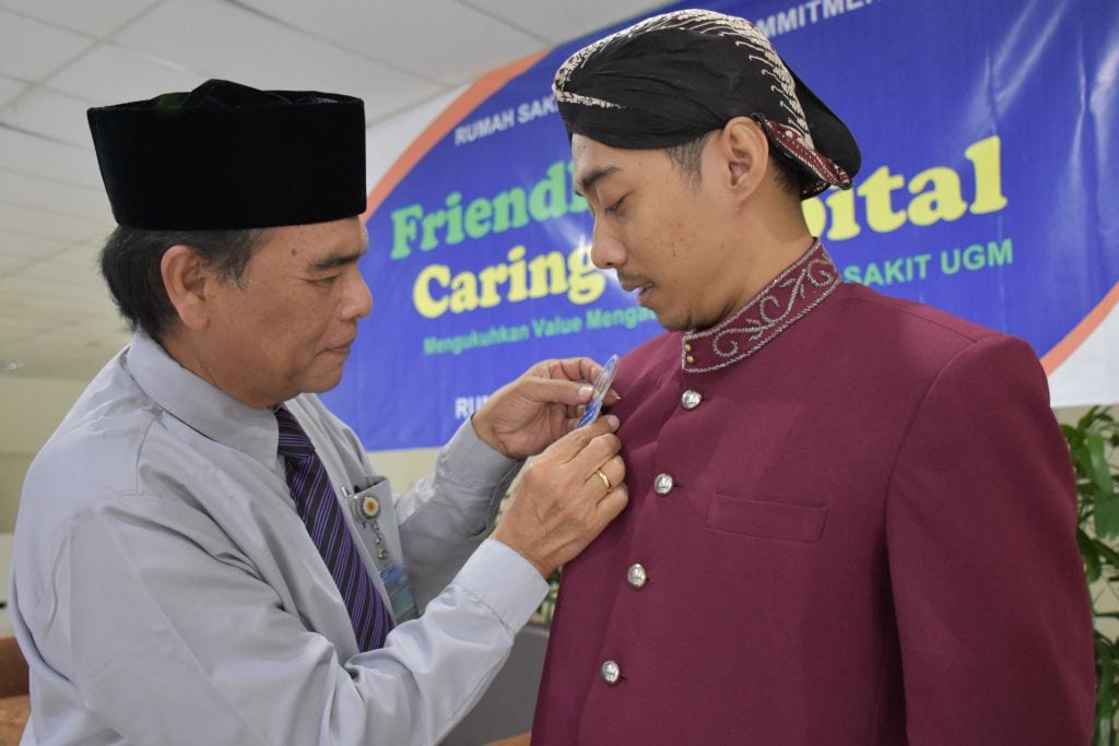 Penyematan Pin Friendly and Caring Oleh Direktur Utama RS UGM