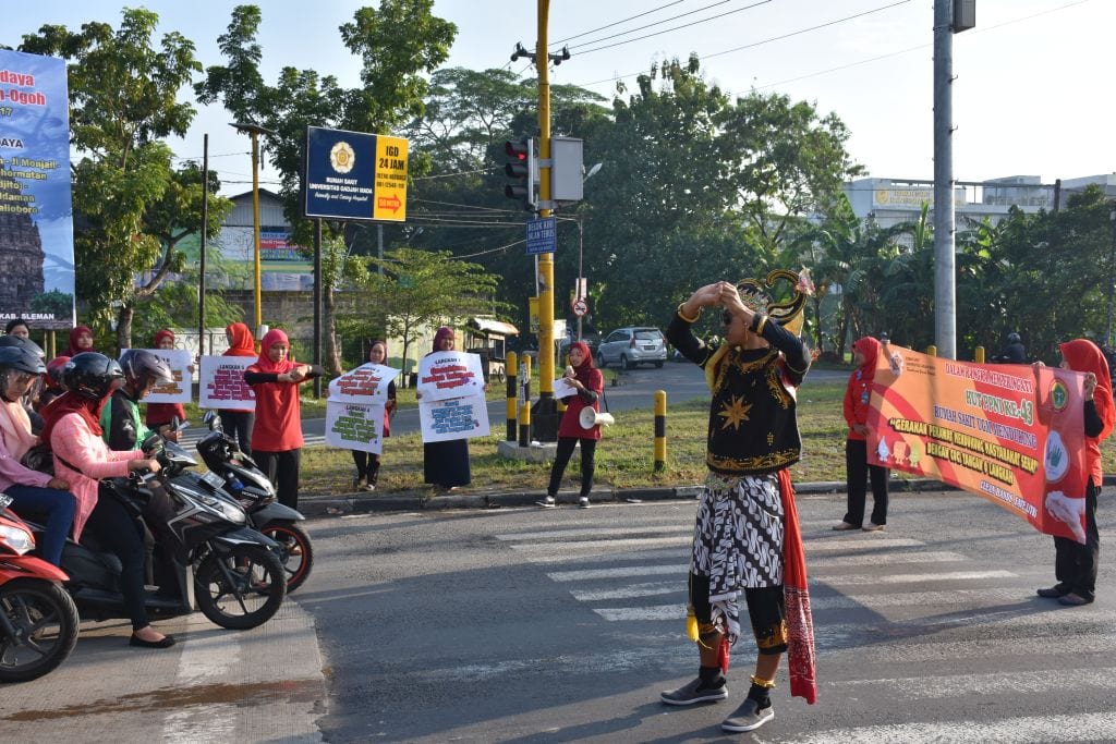 Sosialisasi edukasi cuci tangan ke pengguna jalan